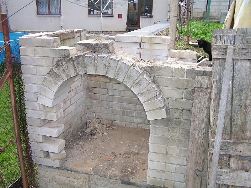 Stavba - bourani nedodelane udirny (1).JPG